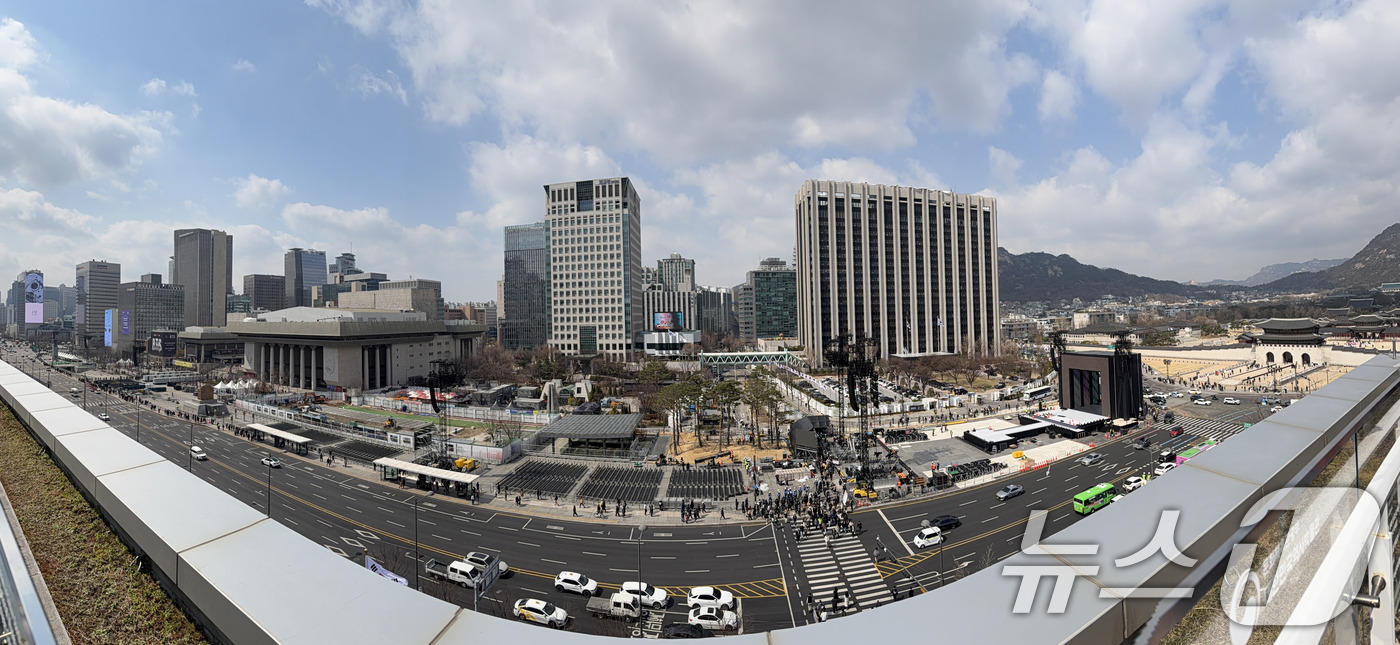 (서울=뉴스1) 박지혜 기자 = 방탄소년단(BTS) 완전체 컴백 공연을 하루 앞둔 20일 서울 광화문광장 공연장이 공연 막바지 준비로 분주한 모습을 보이고 있다. 2026.3.20 …