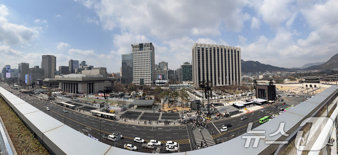 본문 이미지 - 방탄소년단(BTS) 완전체 컴백 공연을 하루 앞둔 20일 서울 광화문광장 공연장이 공연 막바지 준비로 분주한 모습을 보이고 있다. 2026.3.20 ⓒ 뉴스1 박지혜 기자