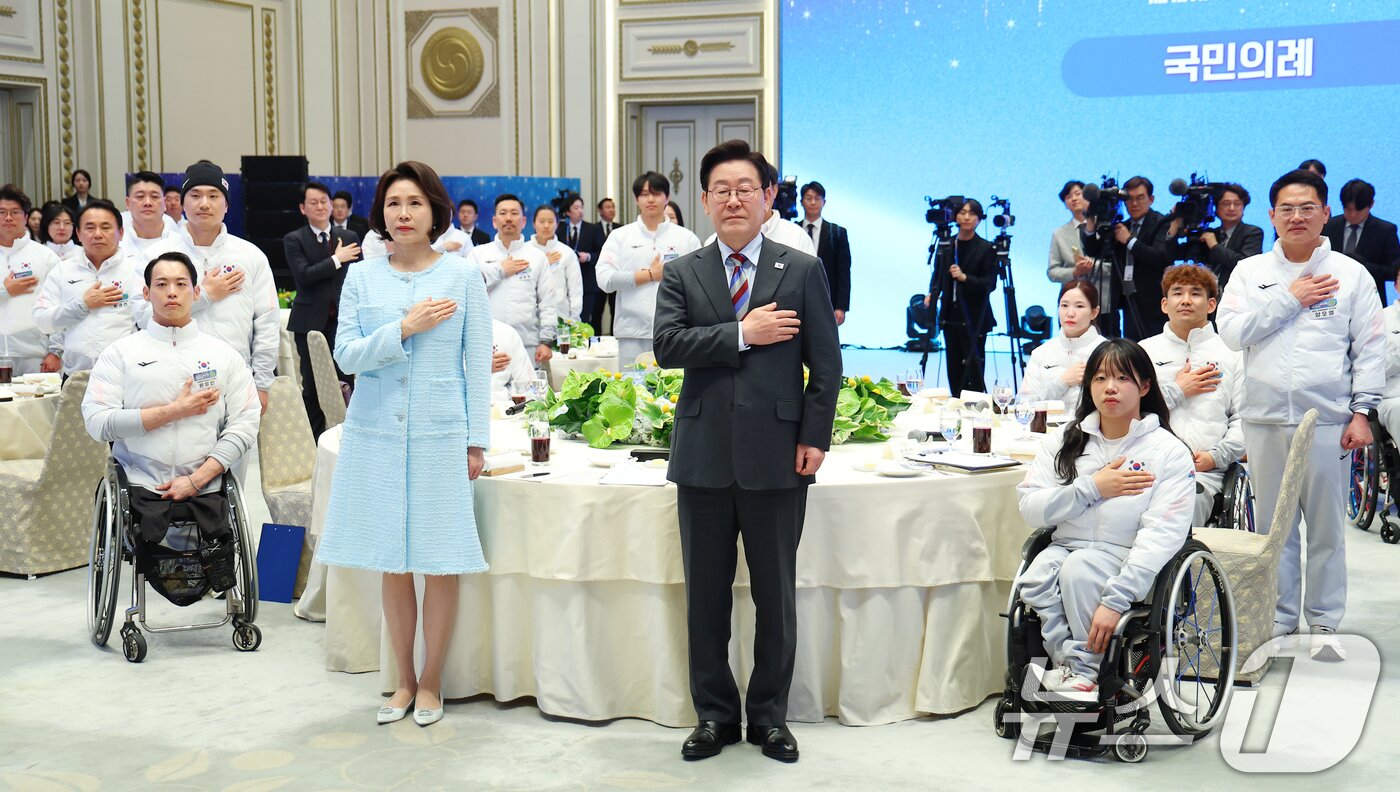 본문 이미지 - 이재명 대통령과 김혜경 여사가 20일 청와대 영빈관에서 열린 밀라노-코르티나 동계 패럴림픽 선수단 격려 오찬에서 국민의례를 하고 있다. (청와대통신사진기자단) 2026.3.20 ⓒ 뉴스1 허경 기자
