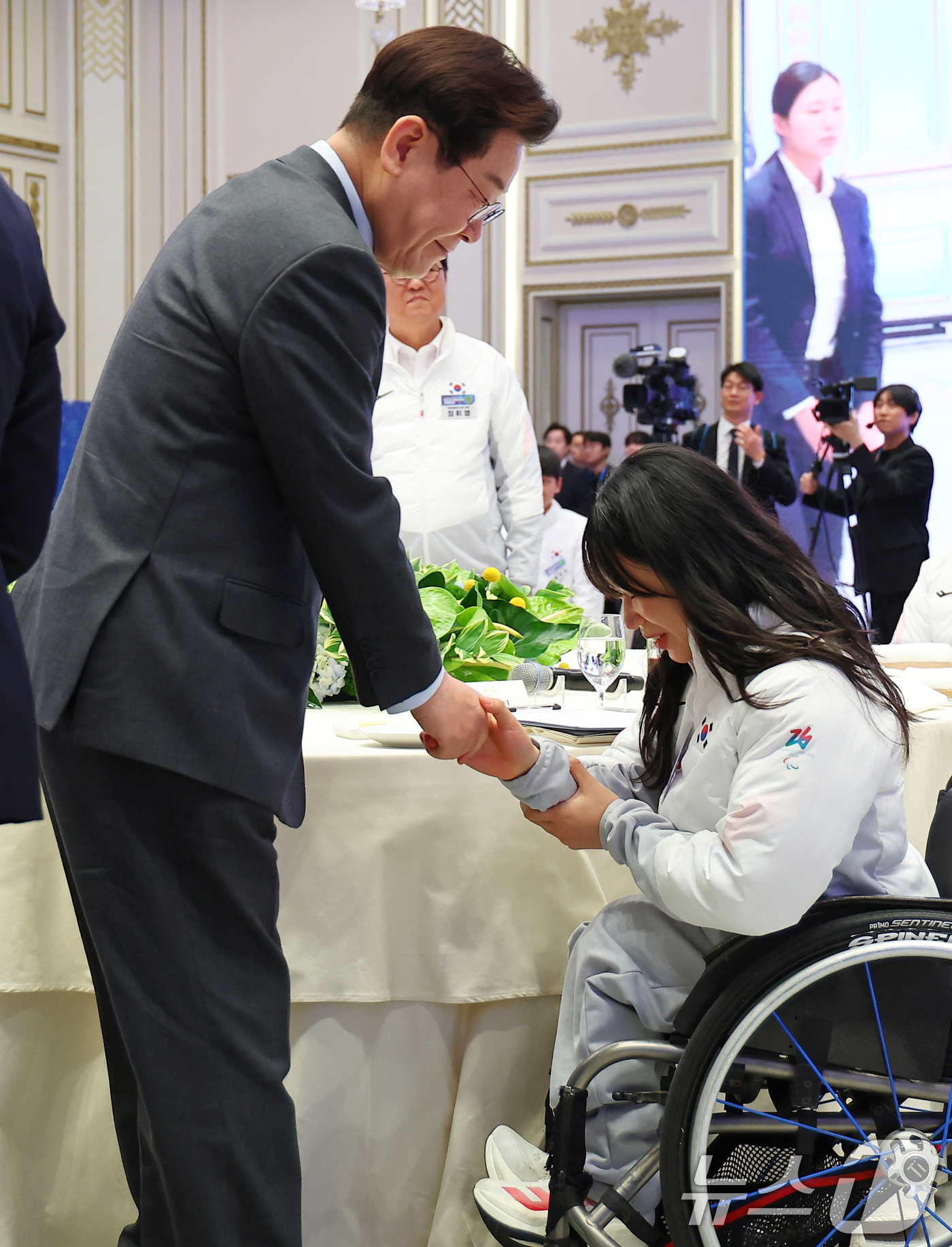 (서울=뉴스1) 허경 기자 = 이재명 대통령이 20일 청와대 영빈관에서 열린 밀라노-코르티나 동계 패럴림픽 선수단 격려 오찬에서 김윤지 노르딕스키 선수와 인사하고 있다. (청와대통 …