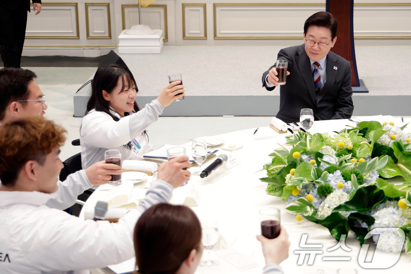 (서울=뉴스1) 허경 기자 = 이재명 대통령이 20일 청와대 영빈관에서 열린 밀라노-코르티나 동계 패럴림픽 선수단 격려 오찬에서 선수들과 건배를 하고 있다. (청와대통신사진기자단) …
