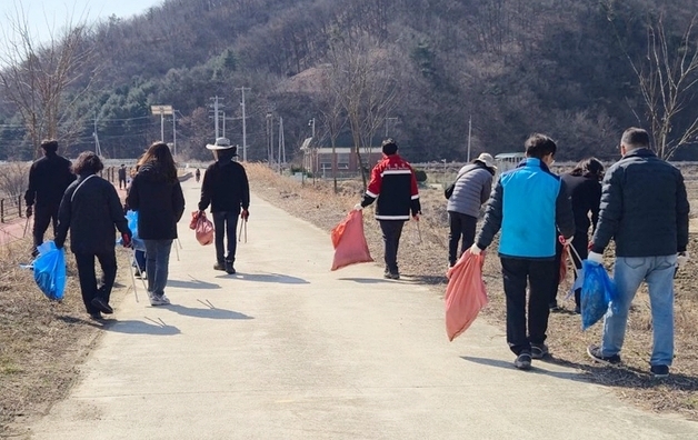 진천군, 새봄맞이 민·관·산·학 연합 환경 정화활동