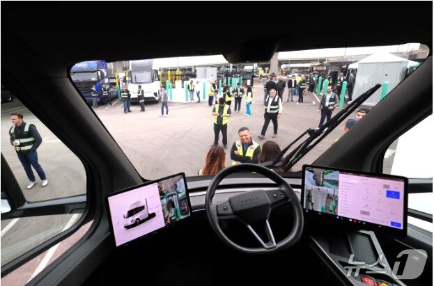 본문 이미지 - 운전석이 중앙에 위치하고 있다. - WSJ 갈무리