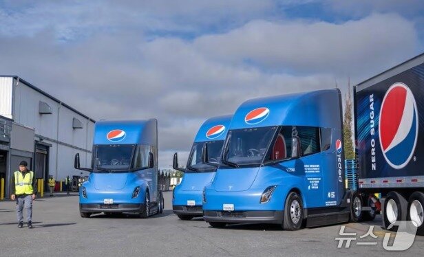 본문 이미지 - 펩시코에서 사용하고 있는 테슬라 세미 트럭 - WSJ 갈무리