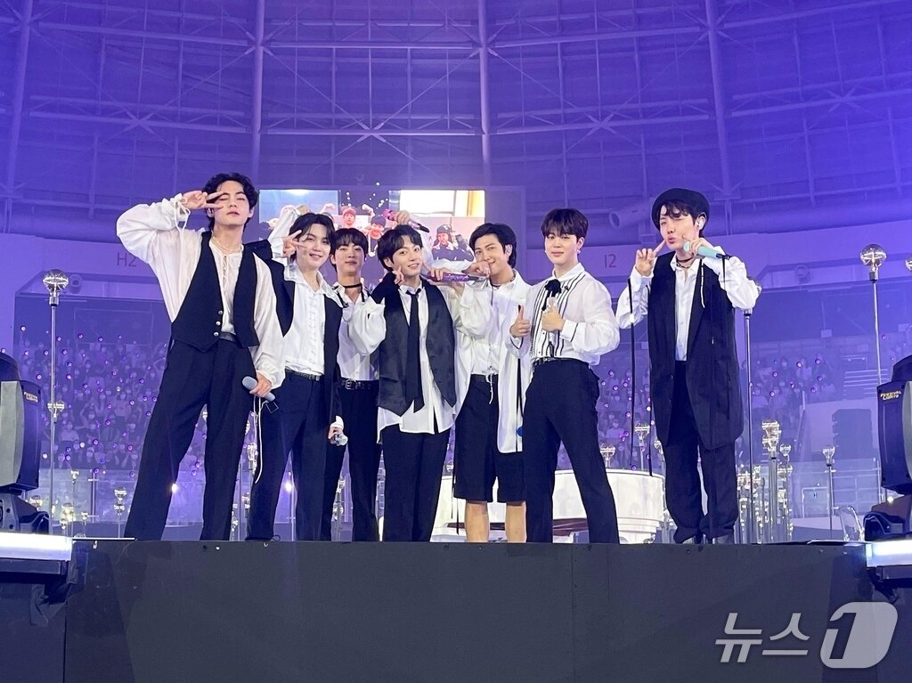 본문 이미지 - 엠넷 '엠카운트다운' 무대 모습 (방탄소년단 공식 트위터 캡.재판매 및 DB금지)