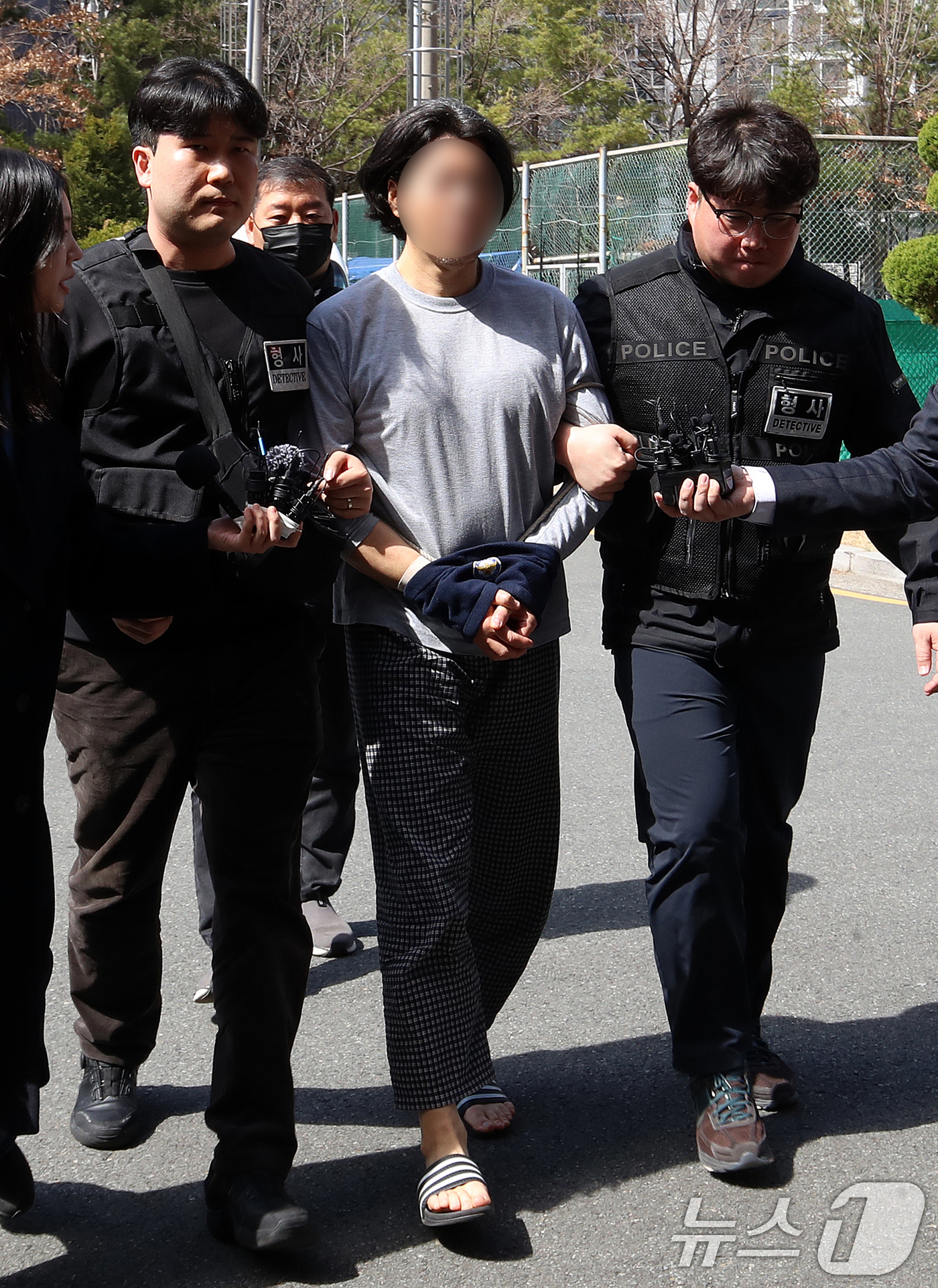 (부산=뉴스1) 윤일지 기자 = 항공사 동료 기장을 흉기로 살해한 혐의를 받는 50대 전직 부기장 A 씨가 20일 오후 부산 연제구 부산지방법원에서 열린 구속 전 피의자 심문(영장 …