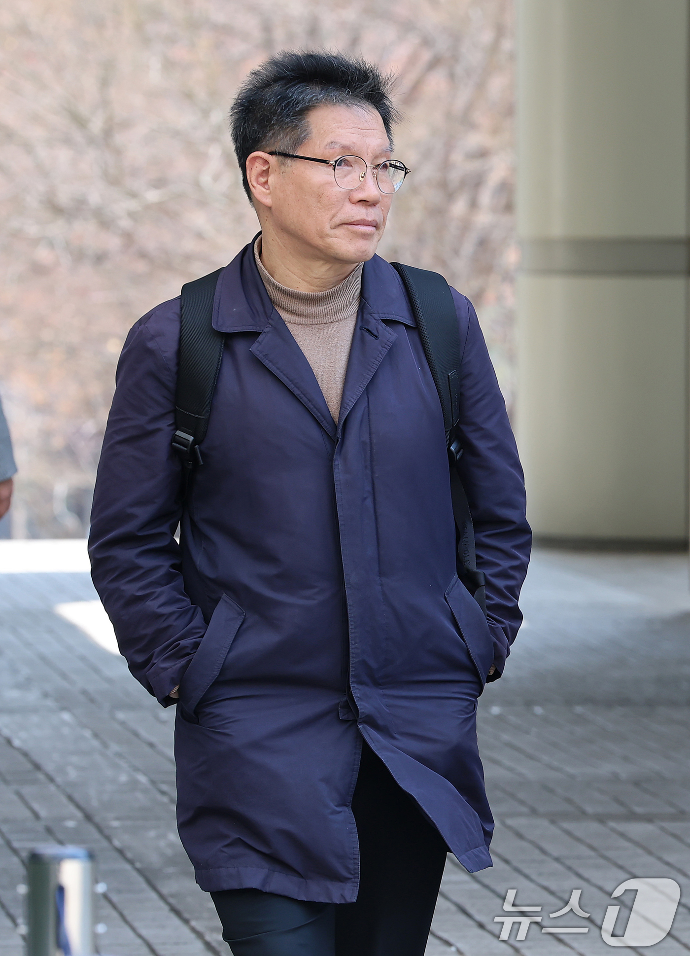 (서울=뉴스1) 김명섭 기자 = 일본군 위안부 피해자 모욕 및 허위 사실을 유포한 혐의를 받는 김병헌 위안부법폐지국민행동 대표가 20일 오후 서울 서초구 서울중앙지법에서 영장실질심 …