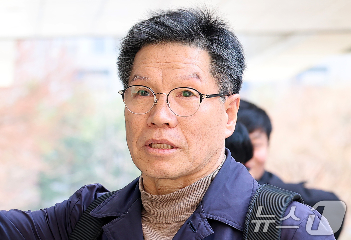 (서울=뉴스1) 김명섭 기자 = 일본군 위안부 피해자 모욕 및 허위 사실을 유포한 혐의를 받는 김병헌 위안부법폐지국민행동 대표가 20일 오후 서울 서초구 서울중앙지법에서 영장실질심 …