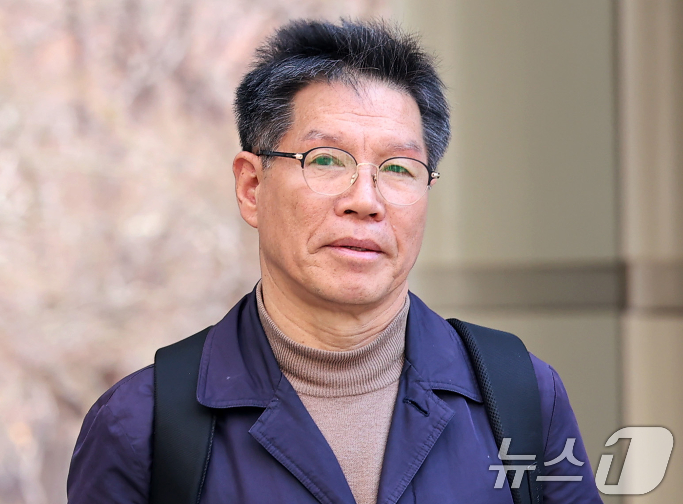 (서울=뉴스1) 김명섭 기자 = 일본군 위안부 피해자 모욕 및 허위 사실을 유포한 혐의를 받는 김병헌 위안부법폐지국민행동 대표가 20일 오후 서울 서초구 서울중앙지법에서 영장실질심 …