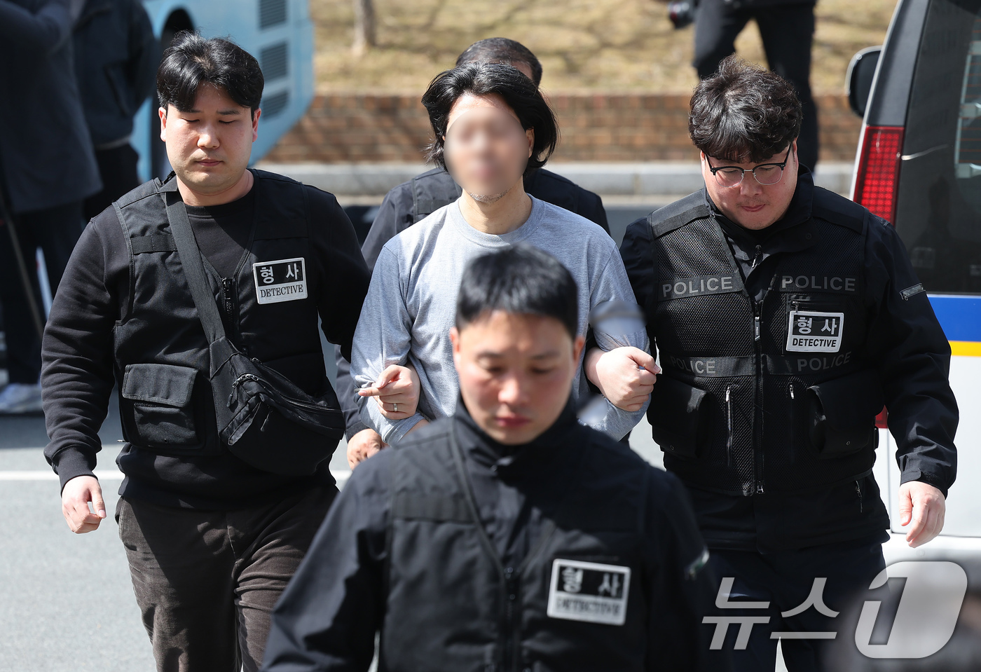 (부산=뉴스1) 윤일지 기자 = 항공사 동료 기장을 흉기로 살해한 혐의를 받는 50대 전직 부기장 A 씨가 20일 오후 부산 연제구 부산지방법원에서 열린 구속 전 피의자 심문(영장 …