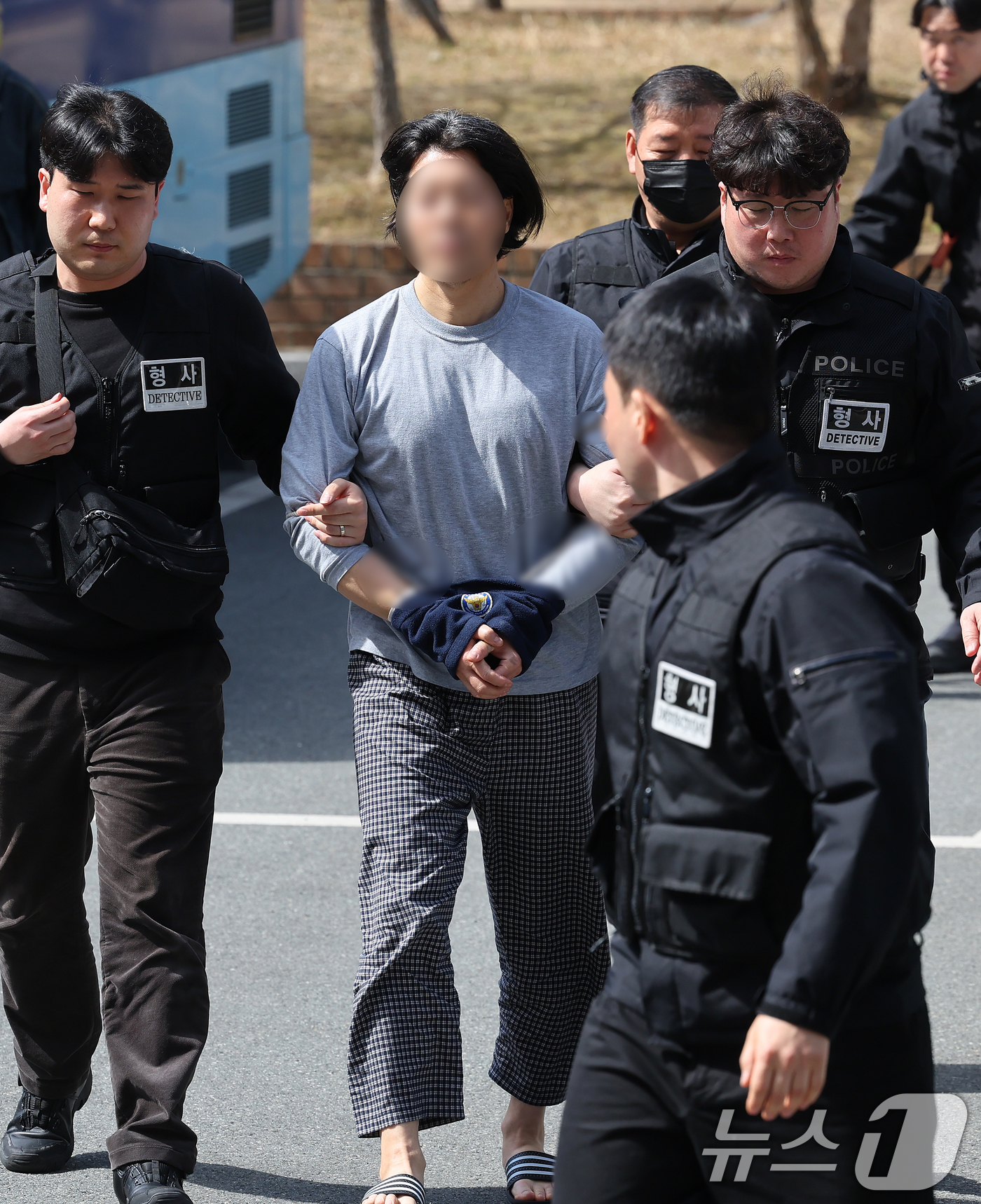 (부산=뉴스1) 윤일지 기자 = 항공사 동료 기장을 흉기로 살해한 혐의를 받는 50대 전직 부기장 A 씨가 20일 오후 부산 연제구 부산지방법원에서 열린 구속 전 피의자 심문(영장 …