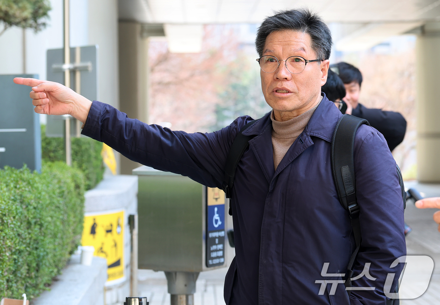 (서울=뉴스1) 김명섭 기자 = 일본군 위안부 피해자 모욕 및 허위 사실을 유포한 혐의를 받는 김병헌 위안부법폐지국민행동 대표가 20일 오후 서울 서초구 서울중앙지법에서 영장실질심 …