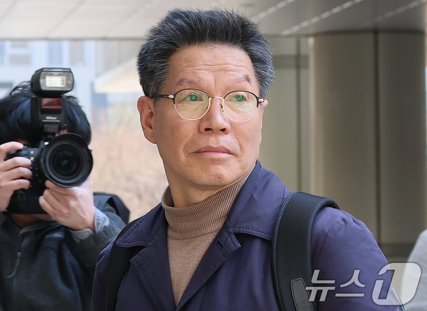 (서울=뉴스1) 김명섭 기자 = 일본군 위안부 피해자 모욕 및 허위 사실을 유포한 혐의를 받는 김병헌 위안부법폐지국민행동 대표가 20일 오후 서울 서초구 서울중앙지법에서 영장실질심 …