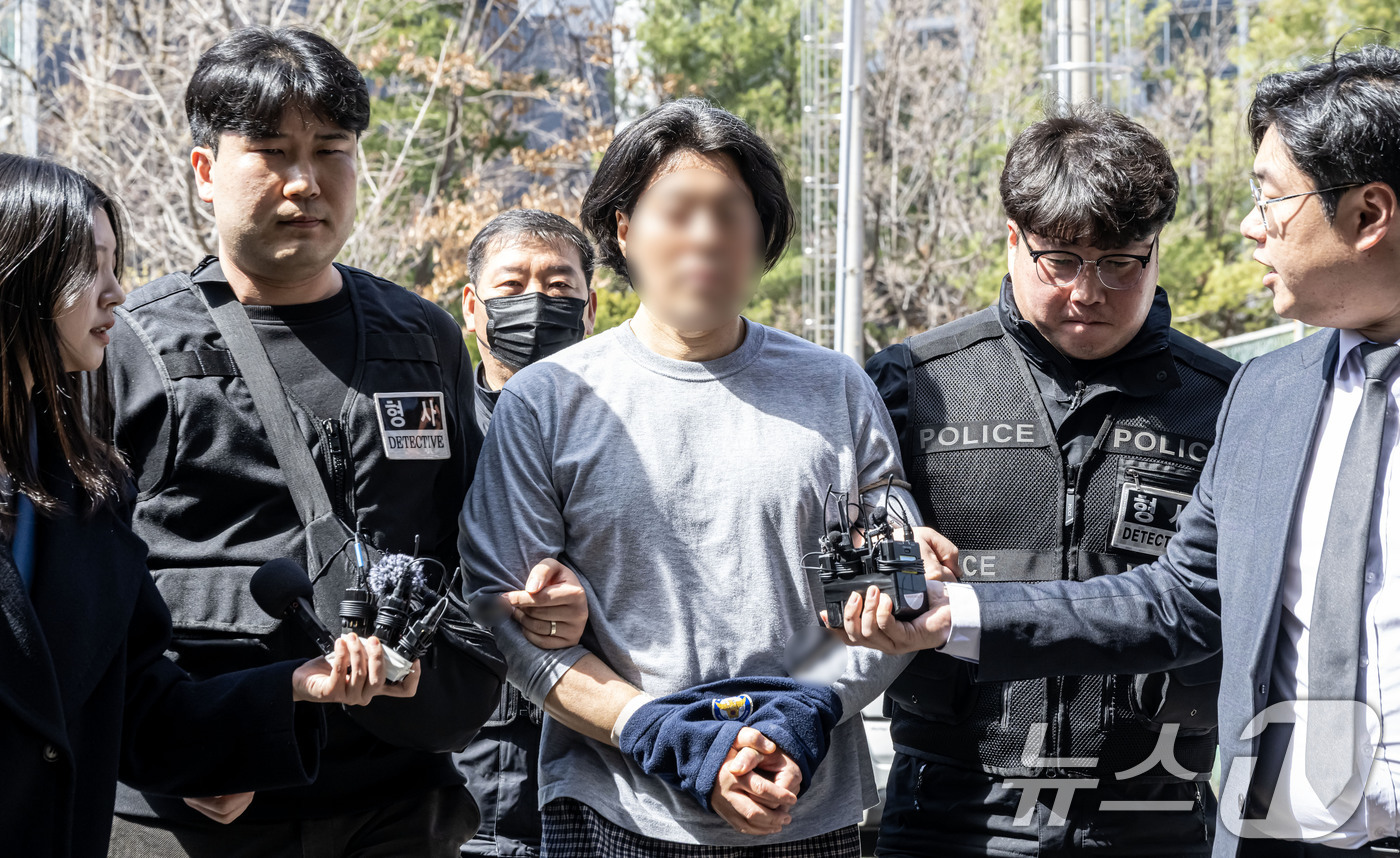 (부산=뉴스1) 윤일지 기자 = 항공사 동료 기장을 흉기로 살해한 혐의를 받는 50대 전직 부기장 A 씨가 20일 오후 부산 연제구 부산지방법원에서 열린 구속 전 피의자 심문(영장 …