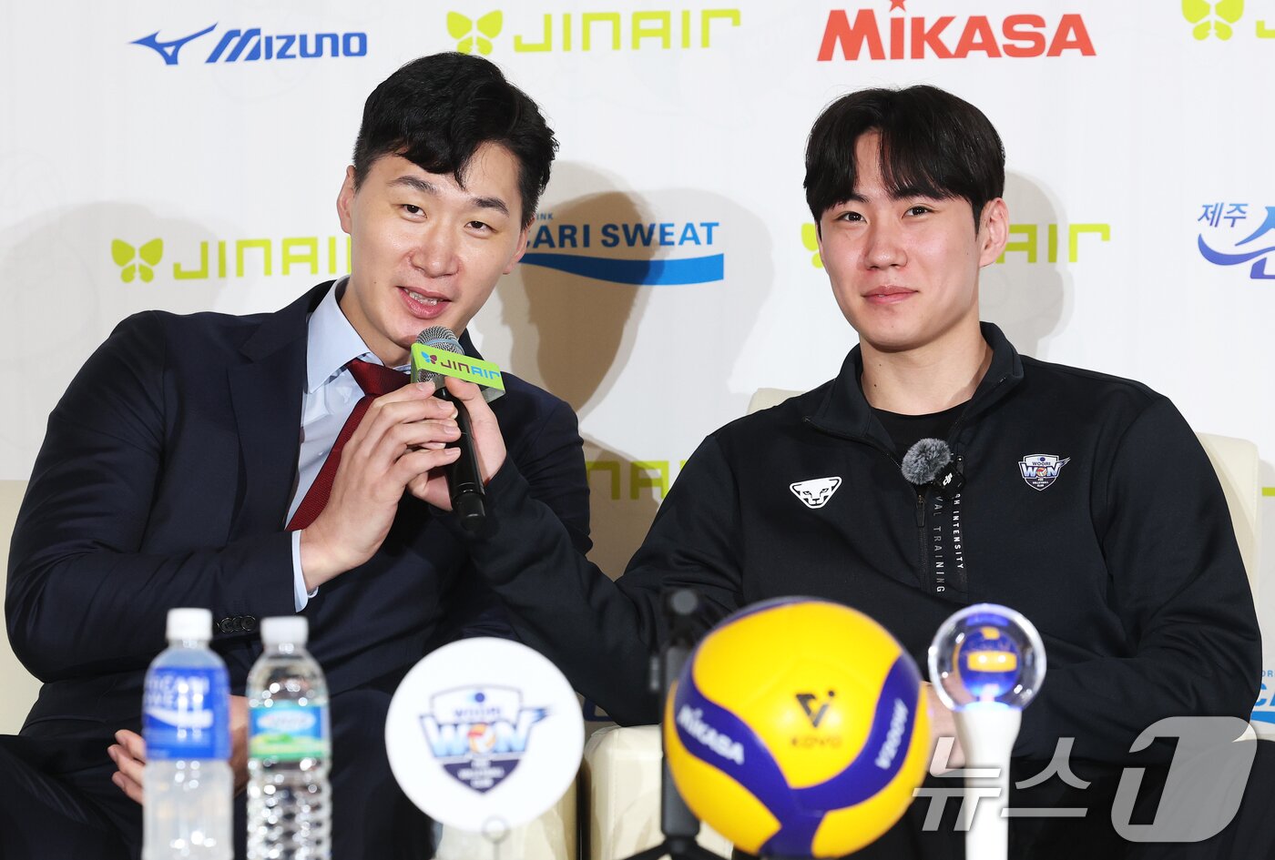 본문 이미지 - 20일 오후 서울 강남구 호텔리베라청담에서 열린 프로배구 진에어 2025-2026 V리그 포스트시즌 미디어데이에서 우리카드 박철우 감독대행과 한태준이 각오를 밝히고 있다. 2026.3.20 ⓒ 뉴스1 오대일 기자