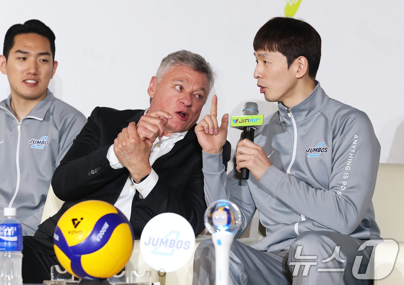 본문 이미지 - 20일 오후 서울 강남구 호텔리베라청담에서 열린 프로배구 진에어 2025-2026 V리그 포스트시즌 미디어데이에서 대한항공 헤난 달 조토 감독과 한선수가 각오를 밝히고 있다. 2026.3.20 ⓒ 뉴스1 오대일 기자