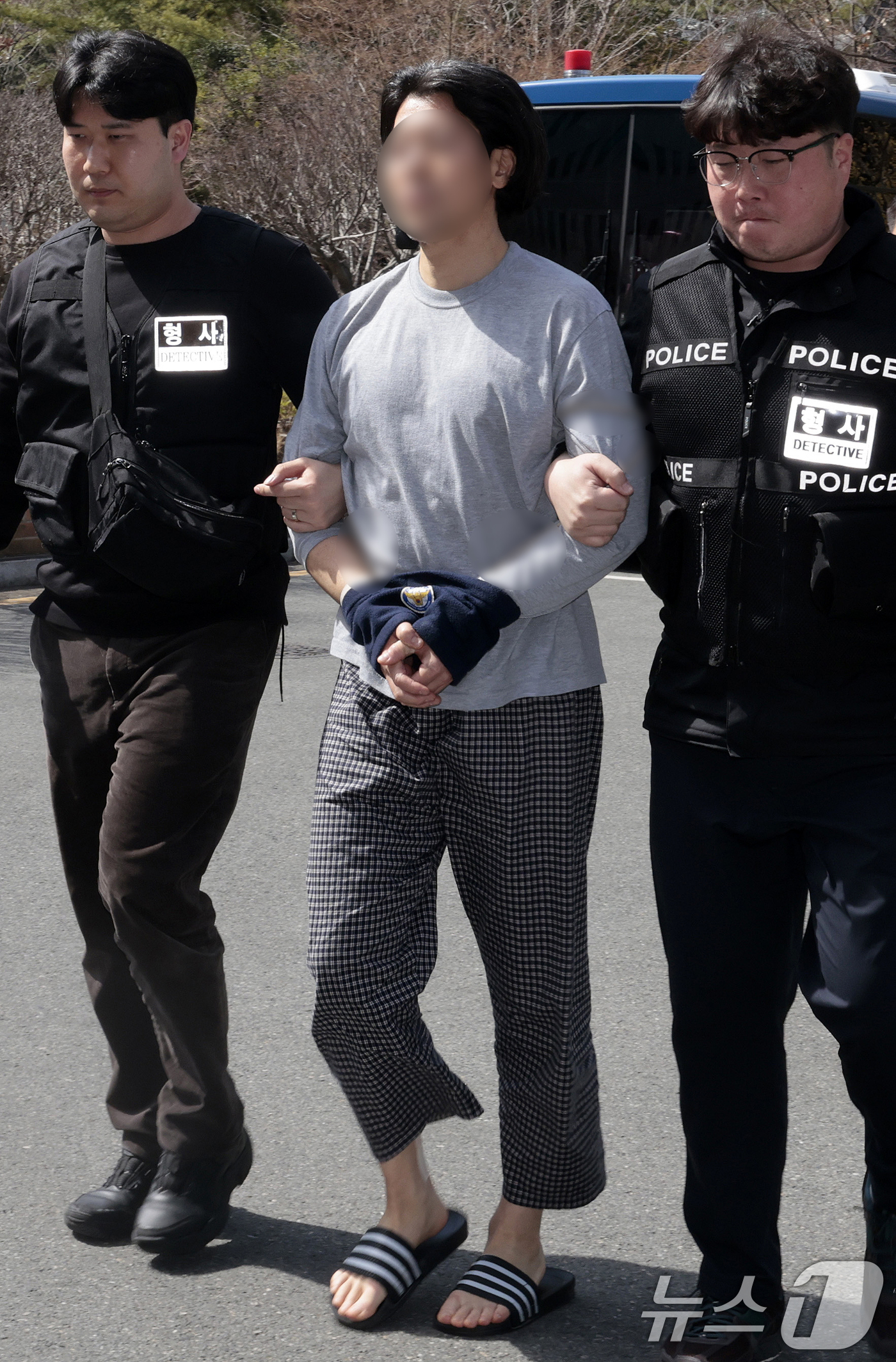 (부산=뉴스1) 윤일지 기자 = 항공사 동료 기장을 흉기로 살해한 혐의를 받는 50대 전직 부기장 A 씨가 20일 오후 부산 연제구 부산지방법원에서 열린 구속 전 피의자 심문(영장 …