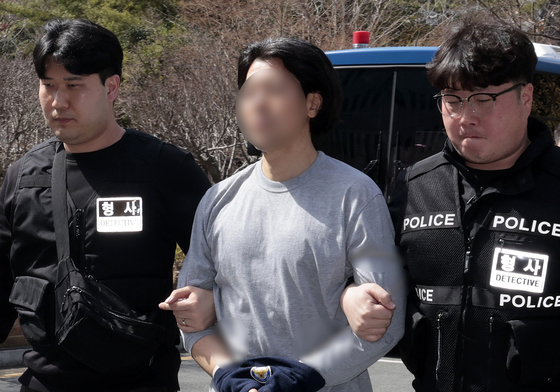 영장실질심사 출석하는 '항공사 기장 살해' 피의자