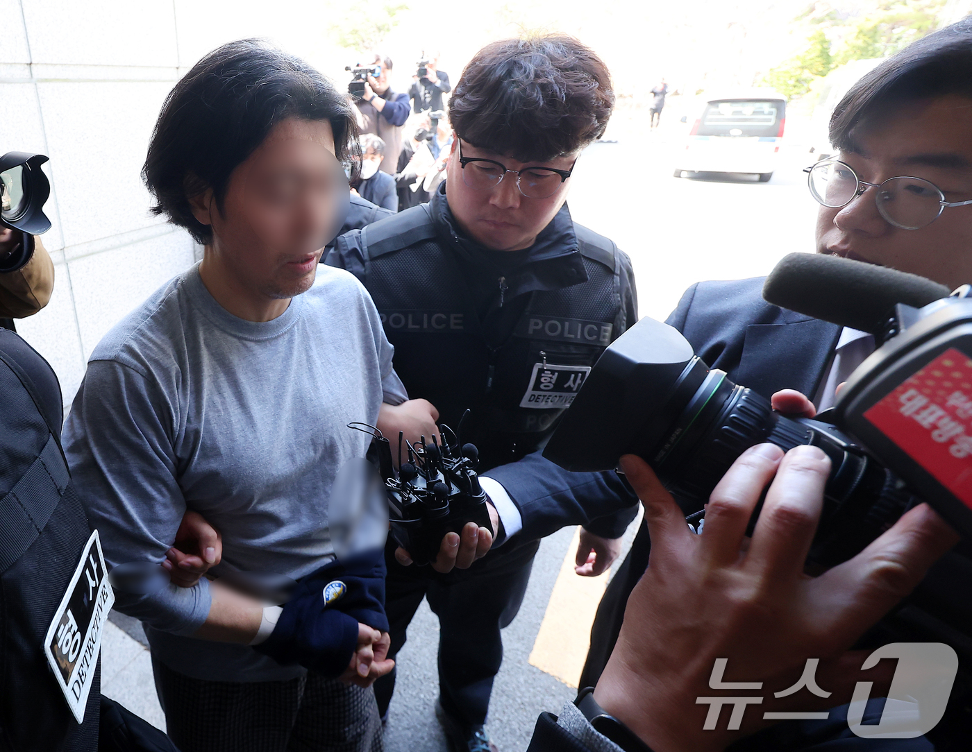 (부산=뉴스1) 윤일지 기자 = 항공사 동료 기장을 흉기로 살해한 혐의를 받는 50대 전직 부기장 A 씨가 20일 오후 부산 연제구 부산지방법원에서 열린 구속 전 피의자 심문(영장 …