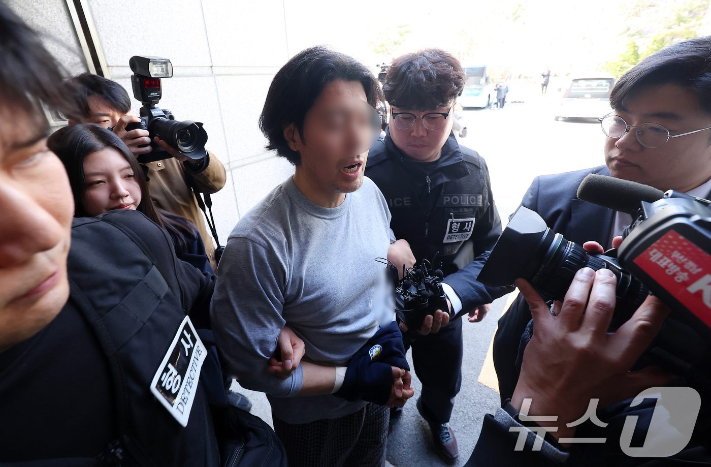 (부산=뉴스1) 윤일지 기자 = 항공사 동료 기장을 흉기로 살해한 혐의를 받는 50대 전직 부기장 A 씨가 20일 오후 부산 연제구 부산지방법원에서 열린 구속 전 피의자 심문(영장 …