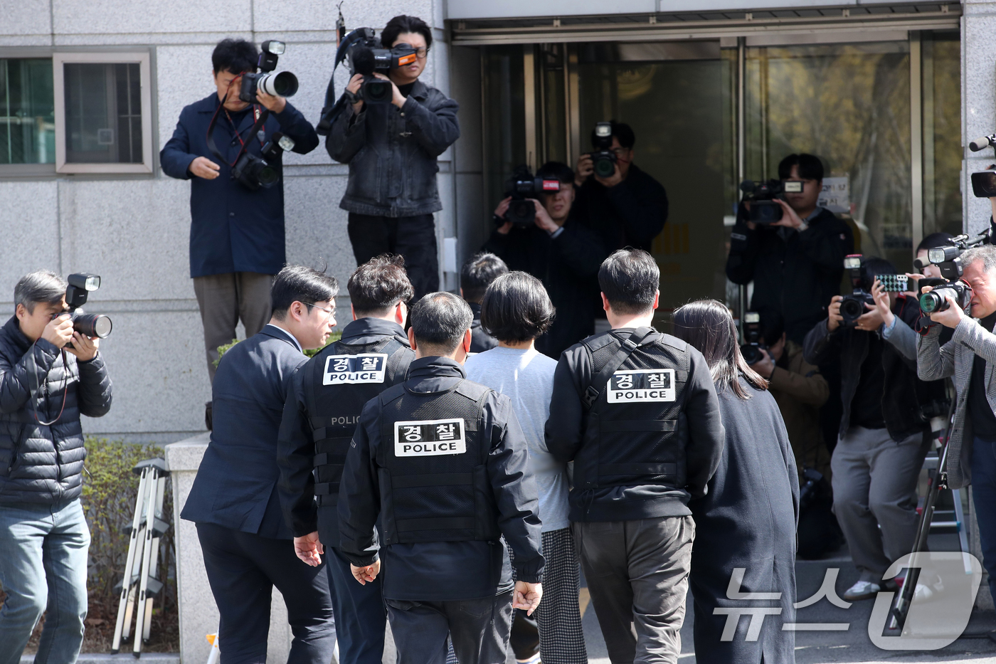 (부산=뉴스1) 윤일지 기자 = 항공사 동료 기장을 흉기로 살해한 혐의를 받는 50대 전직 부기장 A 씨가 20일 오후 부산 연제구 부산지방법원에서 열린 구속 전 피의자 심문(영장 …