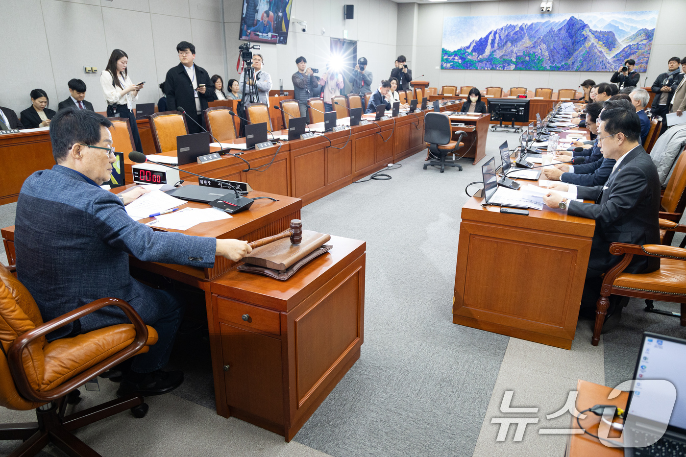 (서울=뉴스1) 유승관 기자 = 20일 서울 여의도 국회에서 열린 제433회 국회(임시회) 윤석열 정권 정치검찰 조작기소 의혹 사건 진상규명 국정조사특별위원회 제1차 전체회의에서 …