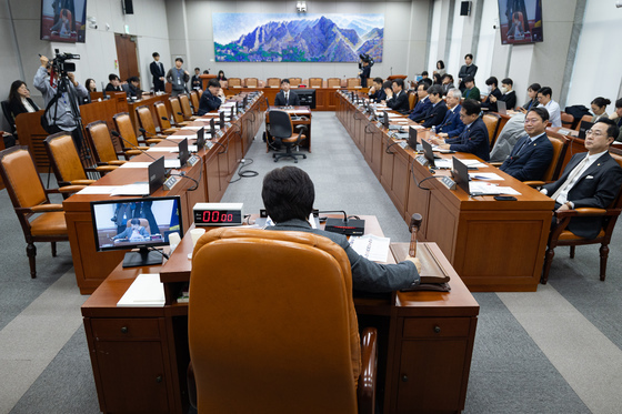 "이 사람아" "똥밭"…조작기소 국조특위 인삿말 대신 '충돌'