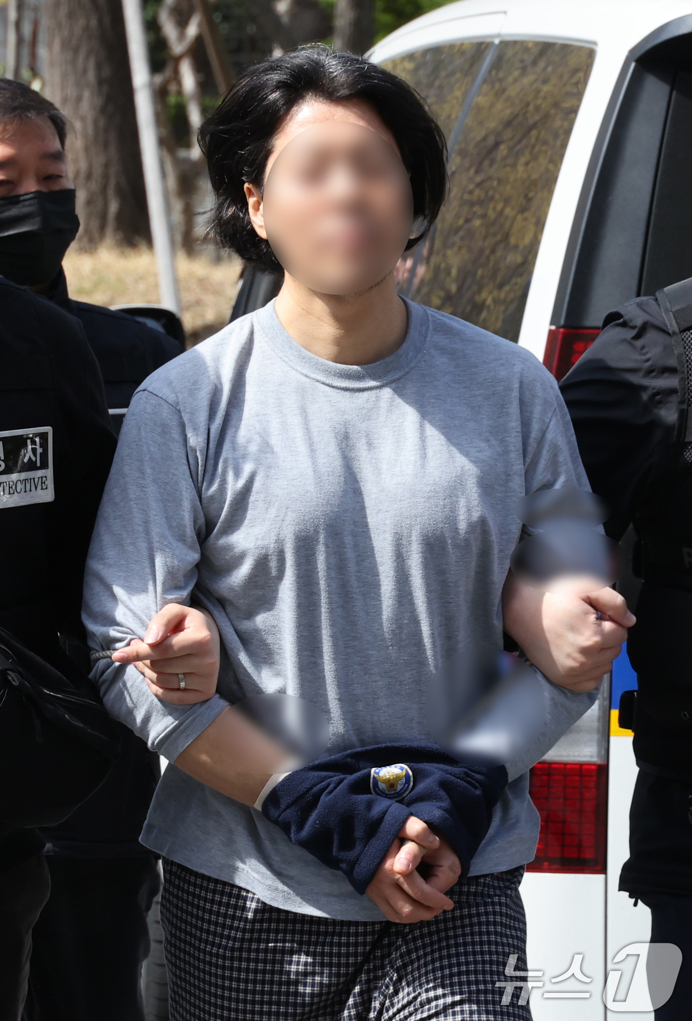 (부산=뉴스1) 윤일지 기자 = 항공사 동료 기장을 흉기로 살해한 혐의를 받는 50대 전직 부기장 A 씨가 20일 오후 부산 연제구 부산지방법원에서 열린 구속 전 피의자 심문(영장 …
