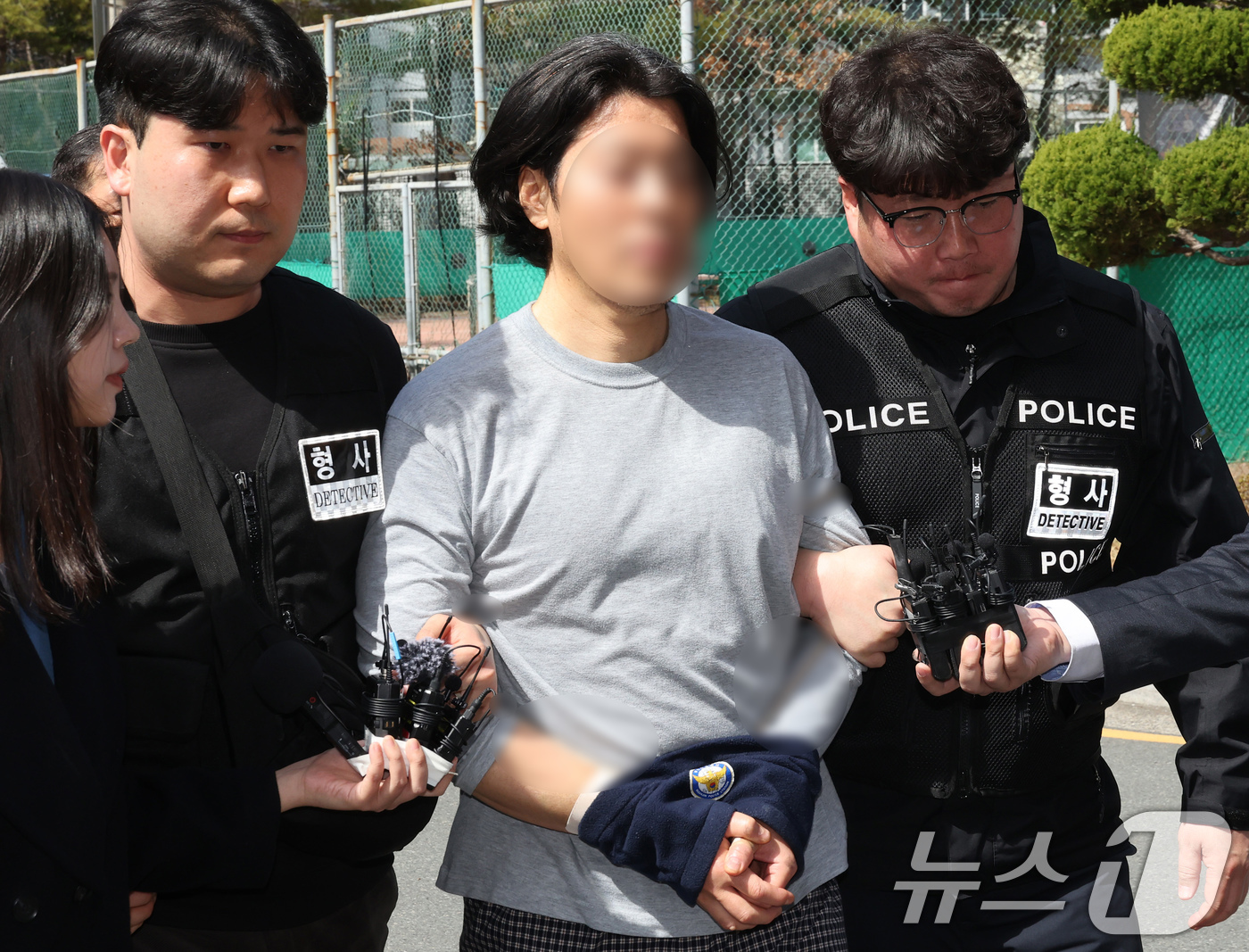 (부산=뉴스1) 윤일지 기자 = 항공사 동료 기장을 흉기로 살해한 혐의를 받는 50대 전직 부기장 A 씨가 20일 오후 부산 연제구 부산지방법원에서 열린 구속 전 피의자 심문(영장 …