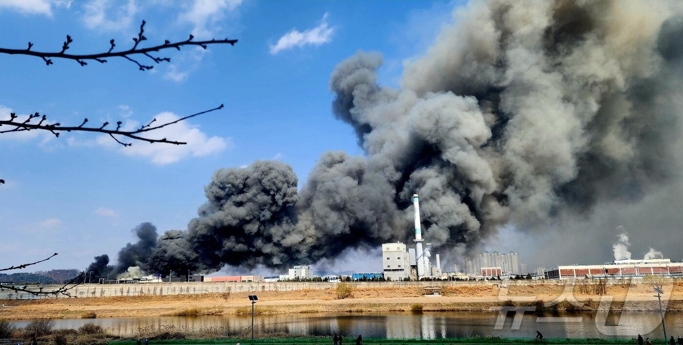 본문 이미지 - 20일 오후 1시17분께 대전 대덕구 문평동의 한 공장에서 불이 나 연기가 피어오르고 있다. (독자 제공. 재판매 및 DB금지) 2026.3.20 ⓒ 뉴스1