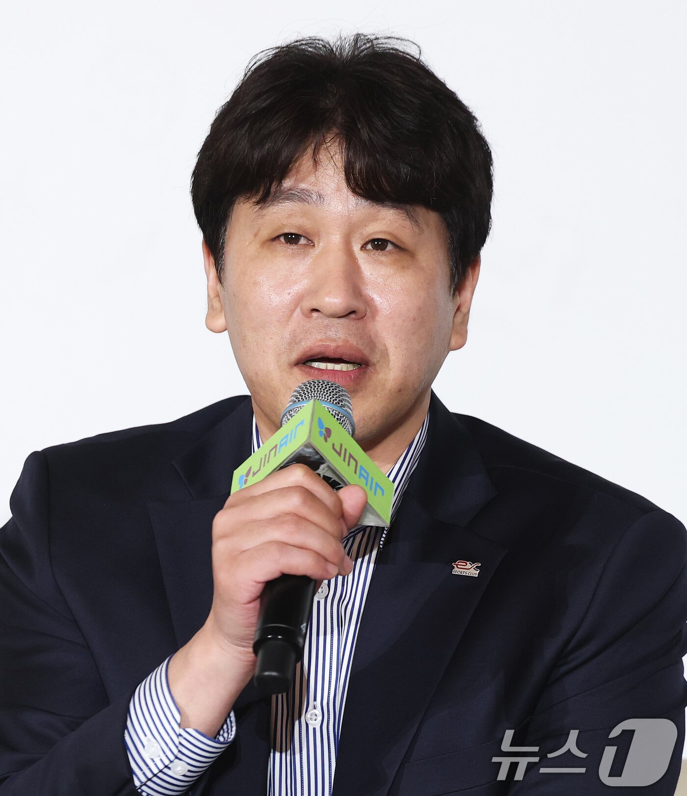 본문 이미지 - 20일 오후 서울 강남구 호텔리베라청담에서 열린 프로배구 진에어 2025-2026 V리그 포스트시즌 미디어데이에서 한국도로공사 김종민 감독이 각오를 밝히고 있다. 2026.3.20 ⓒ 뉴스1 오대일 기자