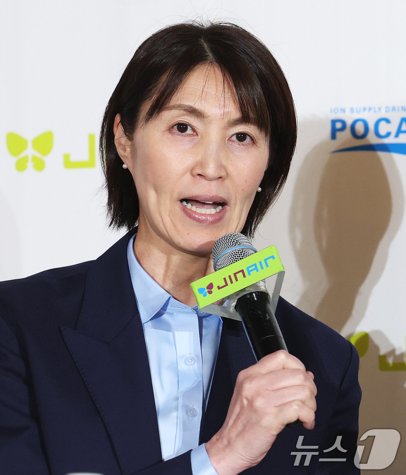 본문 이미지 - 20일 오후 서울 강남구 호텔리베라청담에서 열린 프로배구 진에어 2025-2026 V리그 포스트시즌 미디어데이에서 흥국생명 요시하라 감독이 각오를 밝히고 있다. 2026.3.20 ⓒ 뉴스1 오대일 기자