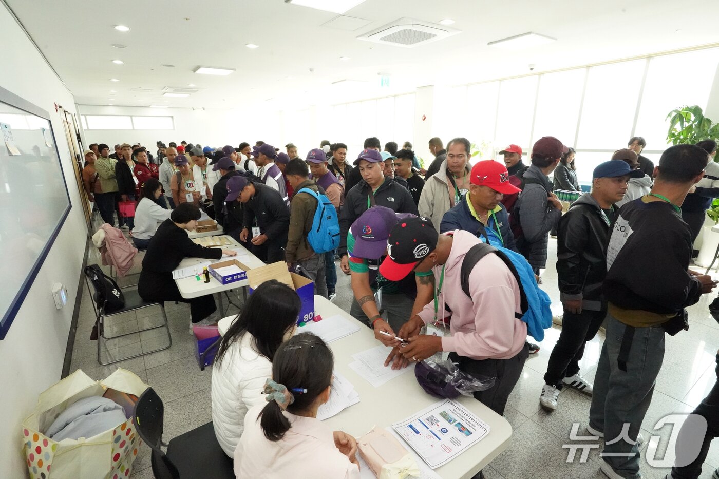 본문 이미지 - 홍천군 외국인 근로자 입국.(홍천군 제공. 재판매 및 DB금지)/뉴스1