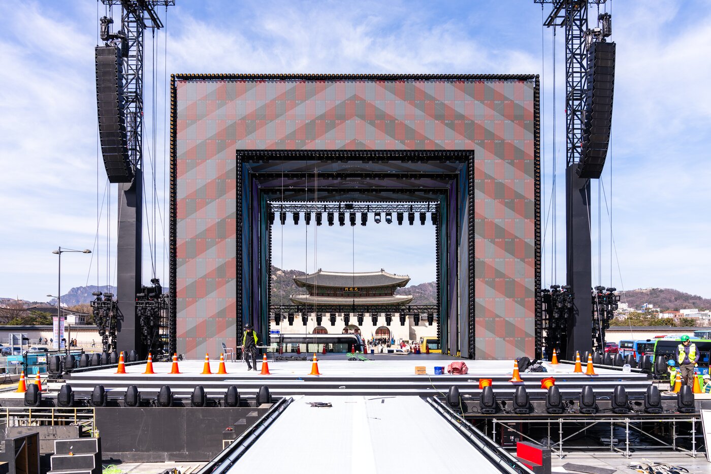 본문 이미지 - 그룹 방탄소년단 광화문 컴백 공연 무대 / 사진제공=빅히트 뮤직, 넷플릭스