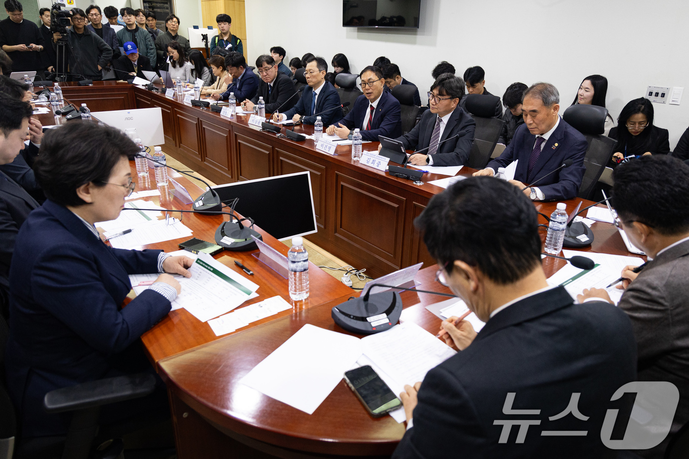 (서울=뉴스1) 유승관 기자 = 이건명 에쓰오일(S-OIL) 부사장이 20일 서울 여의도 국회 의원회관에서 열린 더불어민주당 을지로위원회 주최 유가급등에 따른 대책 마련을 위한 정 …