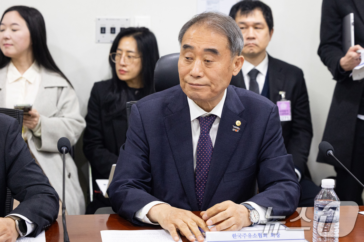 (서울=뉴스1) 유승관 기자 = 안승배 한국주유소협회장이 20일 서울 여의도 국회 의원회관에서 열린 더불어민주당 을지로위원회 주최 유가급등에 따른 대책 마련을 위한 정유업계 간담회 …