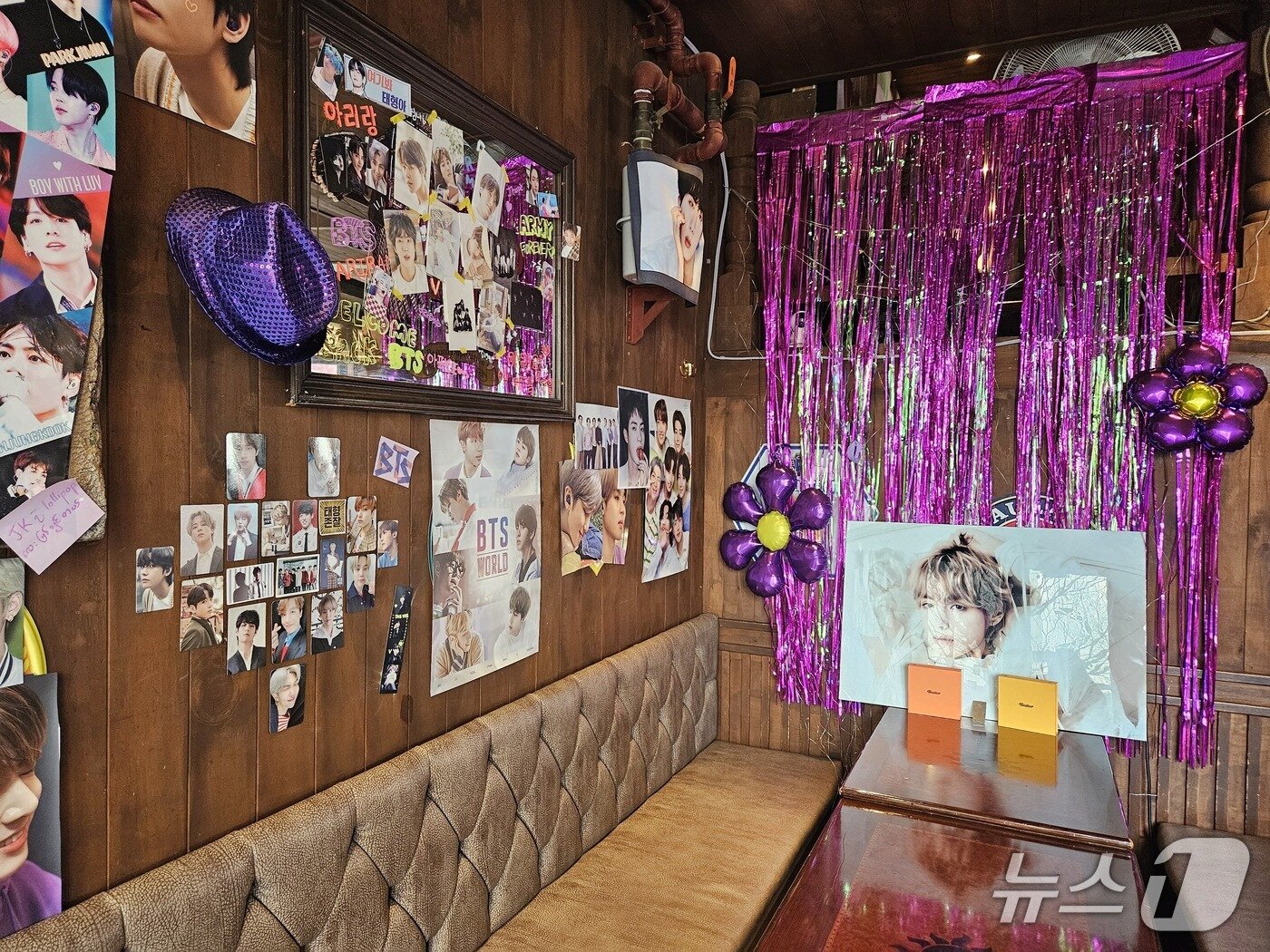 본문 이미지 - 방탄소년단(BTS) 완전체 컴백 공연을 하루 앞둔 20일 서울 광화문 광장 인근 한 주점이 내부를 BTS와 관련한 물품과 색상으로 꾸민 모습. 2026.3.20 ⓒ 뉴스1 유채연 기자