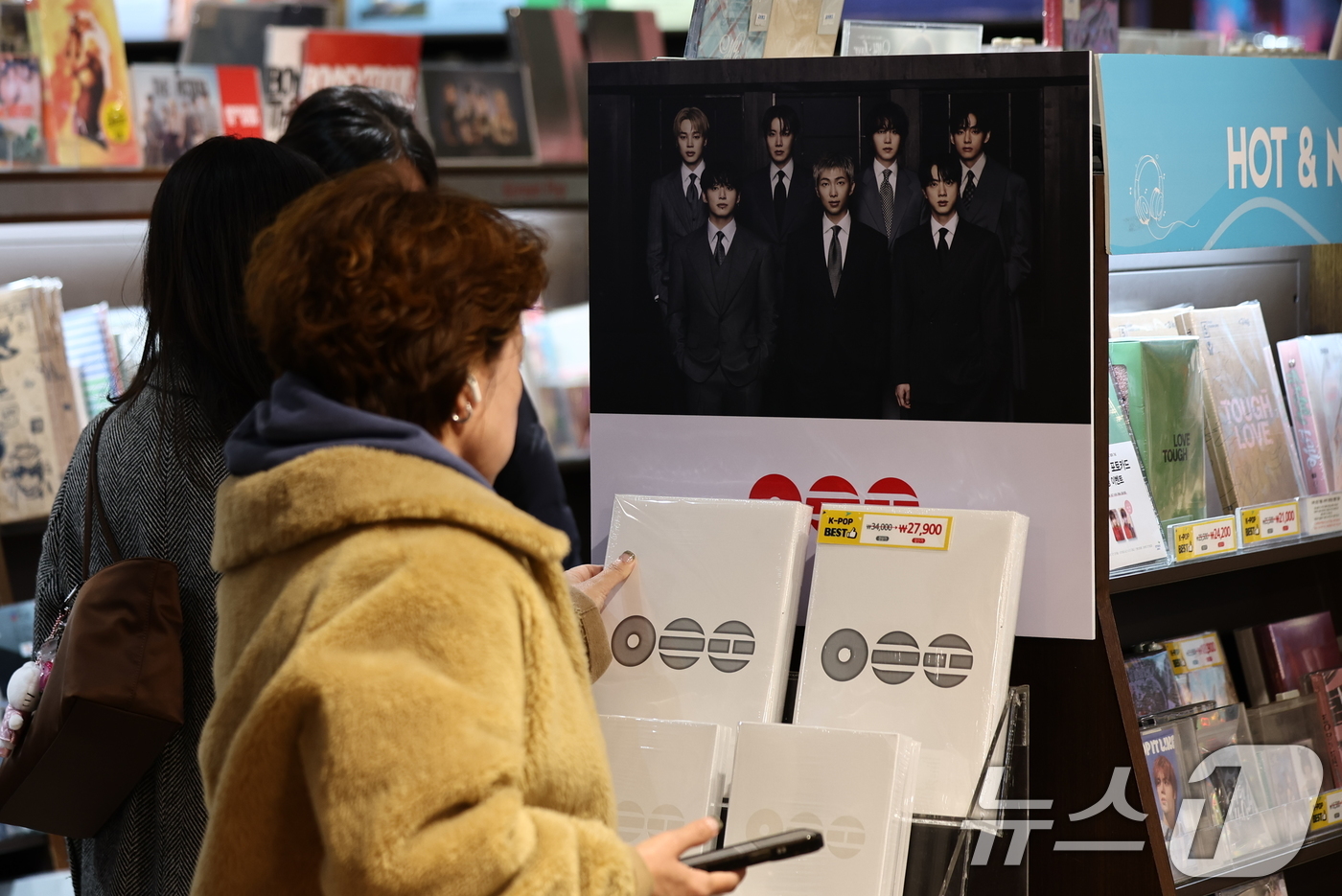 (서울=뉴스1) 최지환 기자 = 20일 서울 종로구 교보문고 광화문점에서 한 시민이 방탄소년단(BTS)의 5집 앨범 '아리랑'(ARIRANG)을 살펴보고 있다. 2026.3.20/ …