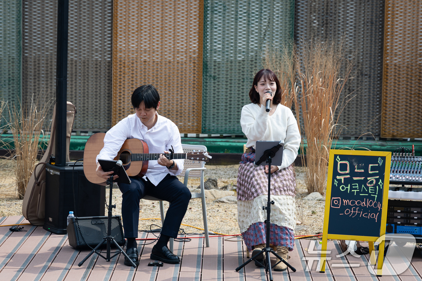 (서울=뉴스1) 유승관 기자 = 20일 서울 여의도 국회 강변서재에서 열린 국회 개방 버스킹 콘서트 '봄을 여는 버스킹'에서 무드등 어쿠스틱이 공연을 펼치고 있다. 2026.3.2 …