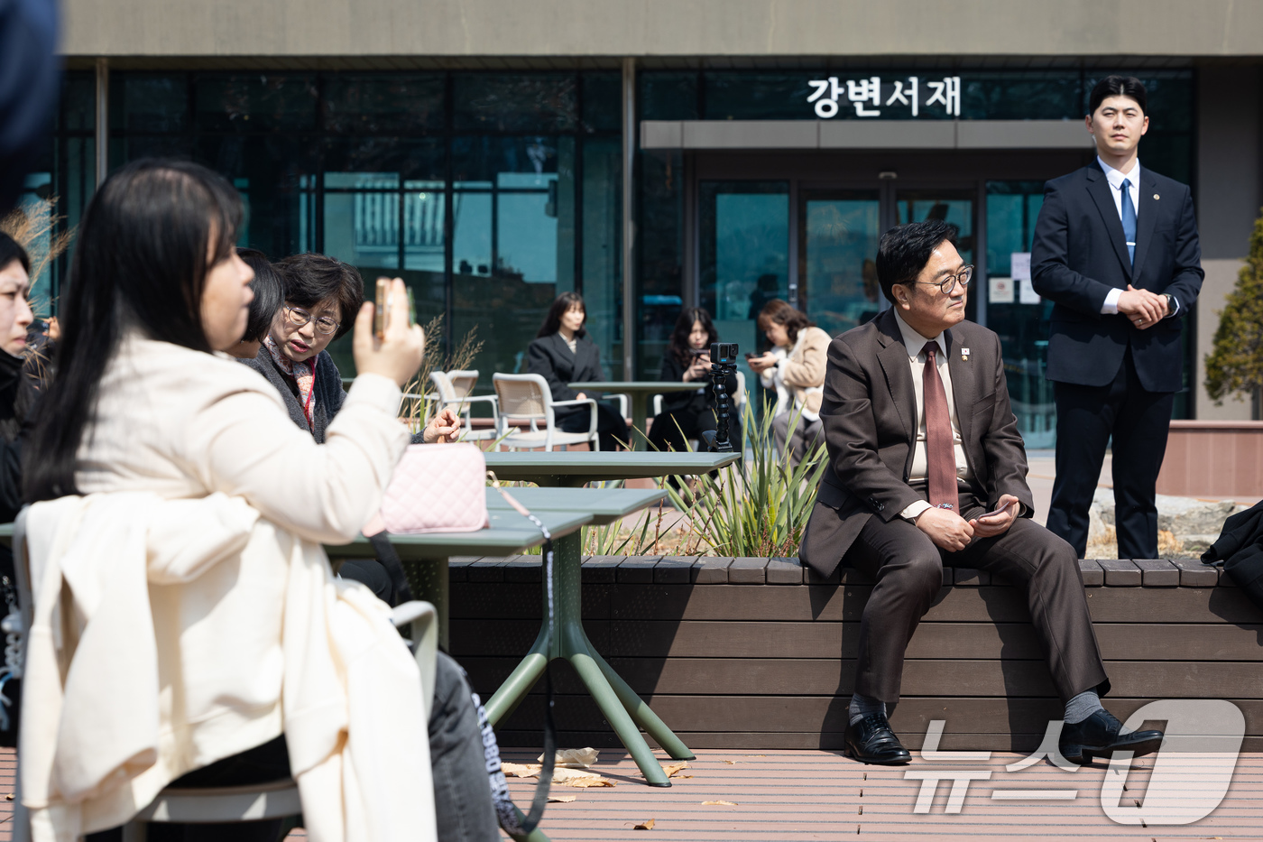 (서울=뉴스1) 유승관 기자 = 우원식 국회의장이 20일 서울 여의도 국회 강변서재에서 열린 국회 개방 버스킹 콘서트 '봄을 여는 버스킹'에 참석해 무드등 어쿠스틱의 공연을 관람하 …