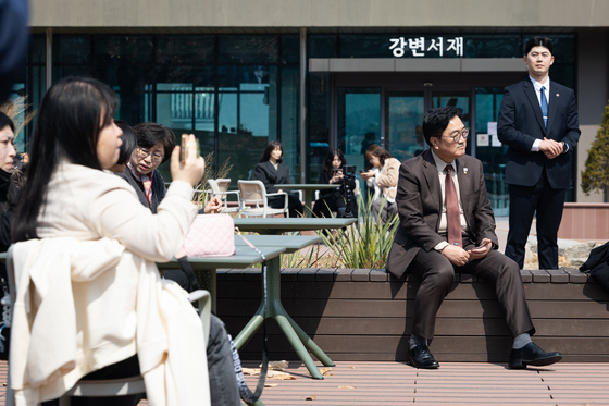 강변서재에서 버스킹 공연 관람하는 우원식 의장