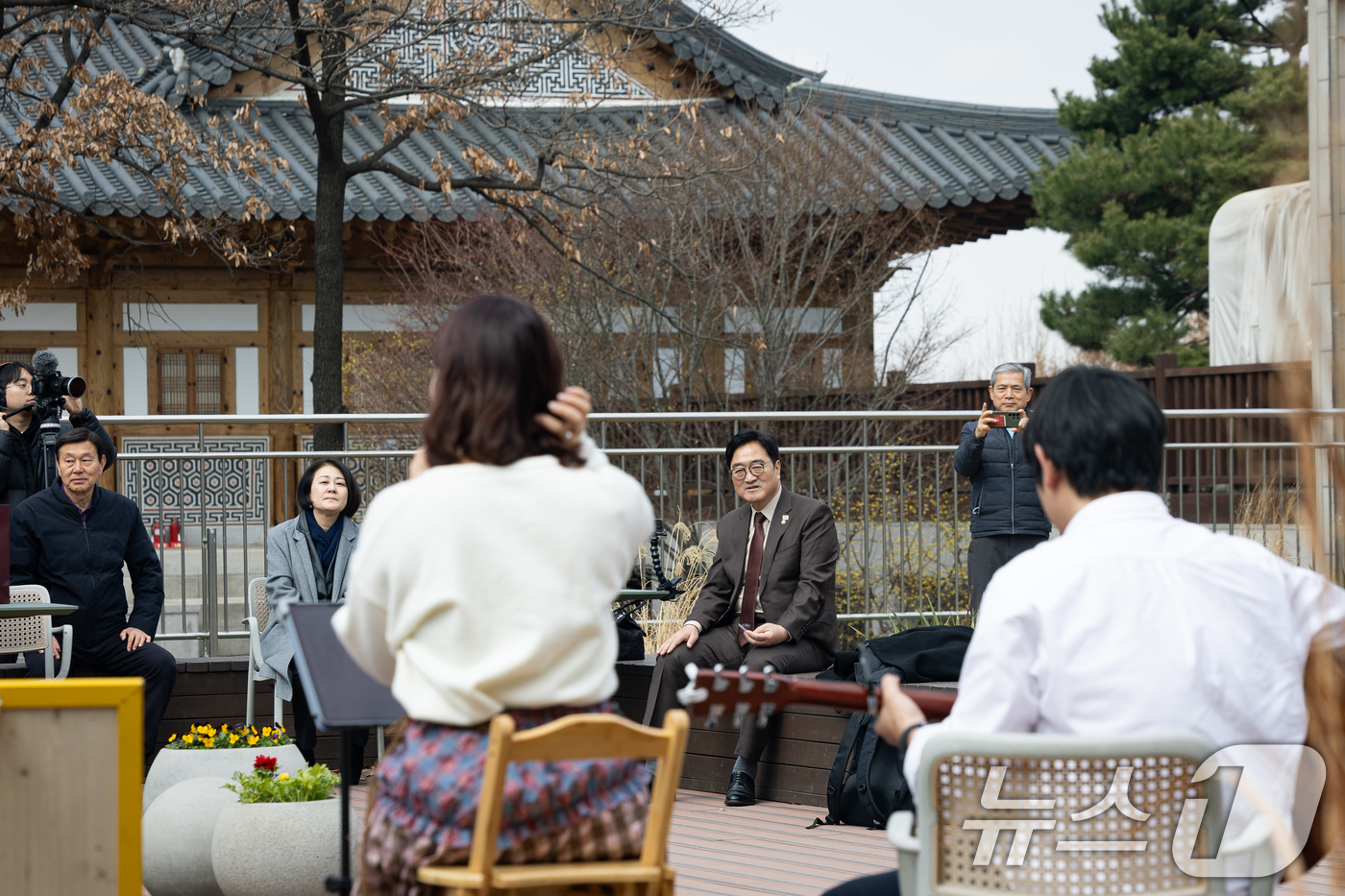 (서울=뉴스1) 유승관 기자 = 우원식 국회의장이 20일 서울 여의도 국회 강변서재에서 열린 국회 개방 버스킹 콘서트 '봄을 여는 버스킹'에 참석해 무드등 어쿠스틱의 공연을 관람하 …