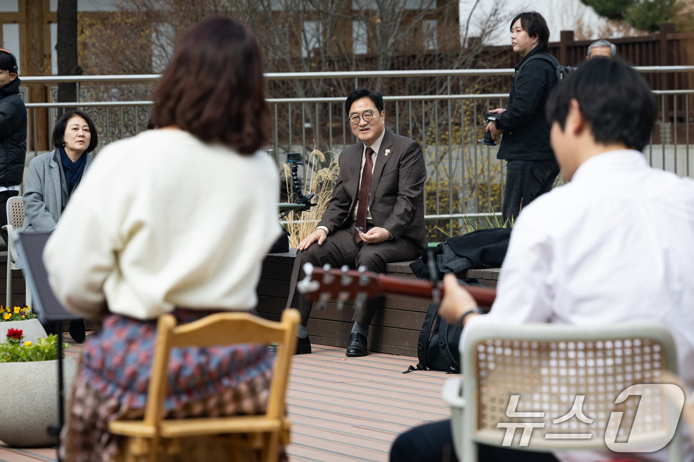 (서울=뉴스1) 유승관 기자 = 우원식 국회의장이 20일 서울 여의도 국회 강변서재에서 열린 국회 개방 버스킹 콘서트 '봄을 여는 버스킹'에 참석해 무드등 어쿠스틱의 공연을 관람하 …