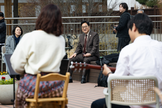 버스킹 공연 지켜보는 우원식 의장