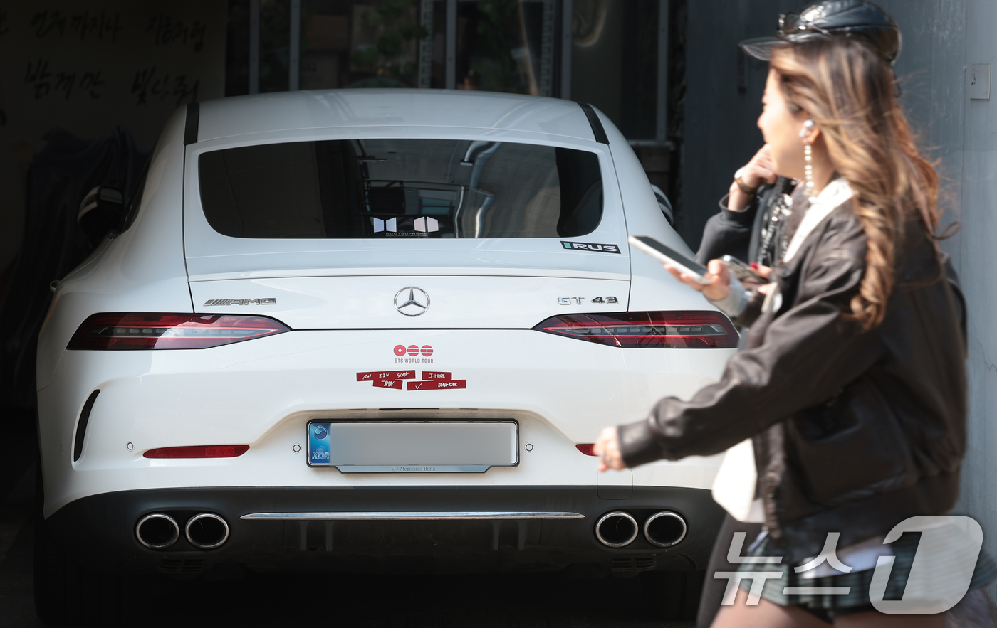 (서울=뉴스1) 권현진 기자 = 그룹 방탄소년단(BTS)의 광화문 공연을 앞둔 19일 서울 용산구 하이브 인근에 방탄소년단을 상징하는 스티커가 붙은 차량이 주차돼 있다. 2026. …