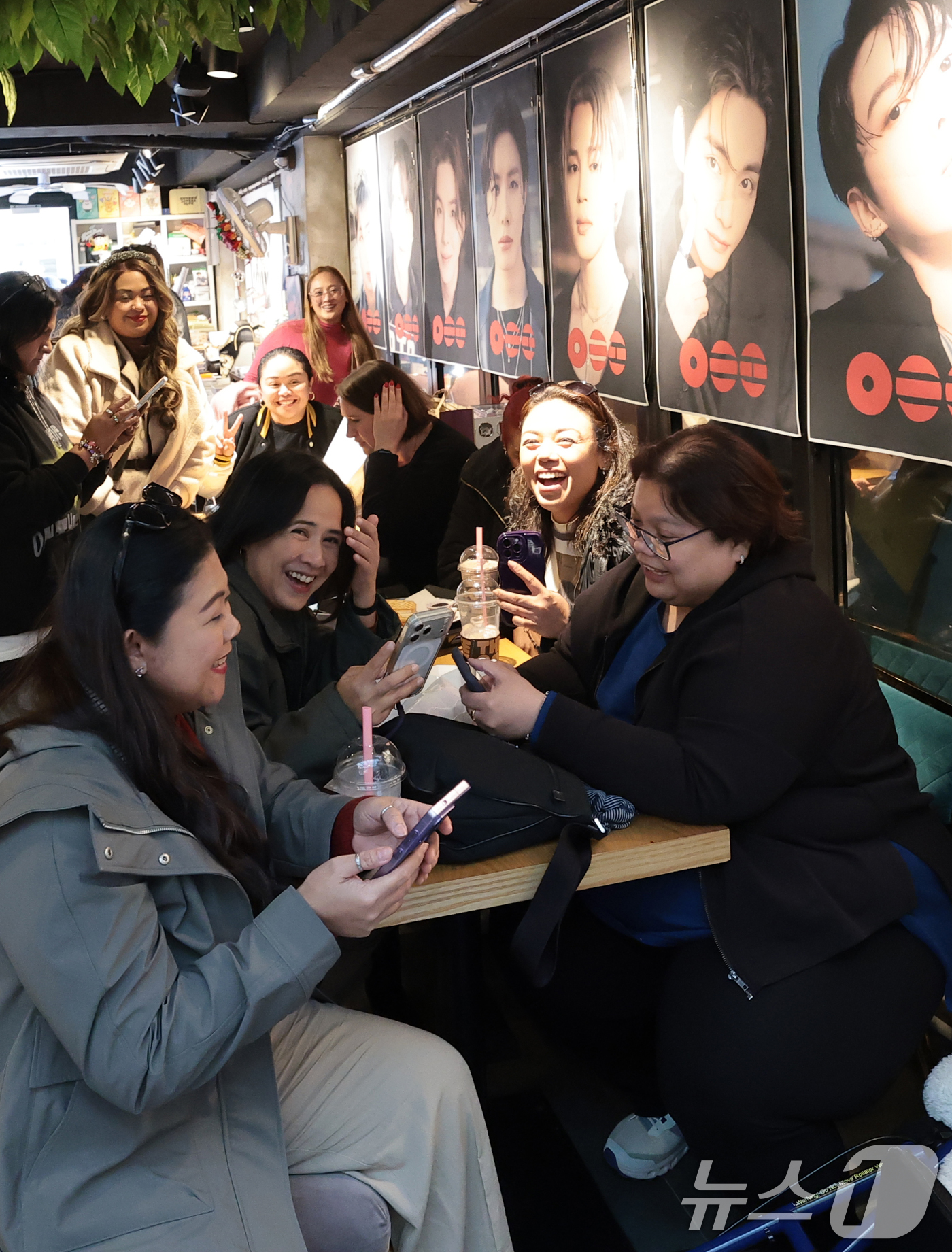 (서울=뉴스1) 권현진 기자 = 그룹 방탄소년단(BTS)의 광화문 공연을 앞둔 20일 서울 용산구 하이브 인근 카페에서 팬들이 멤버들의 뮤직비디오를 바라보며 행복한 시간을 보내고 …