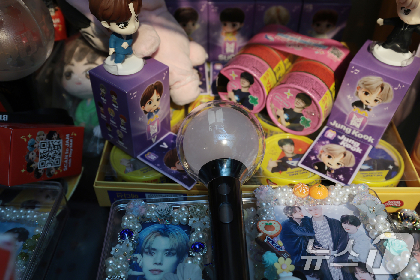 (서울=뉴스1) 권현진 기자 = 그룹 방탄소년단(BTS)의 광화문 공연을 앞둔 20일 서울 용산구 하이브 인근 카페에 멤버들의 굿즈가 전시돼 있다. 2026.3.20/뉴스1