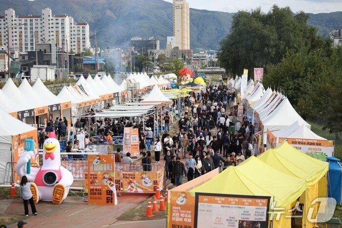 본문 이미지 - 지난해 열린 춘천막국수닭갈비축제 현장.(뉴스1 DB)