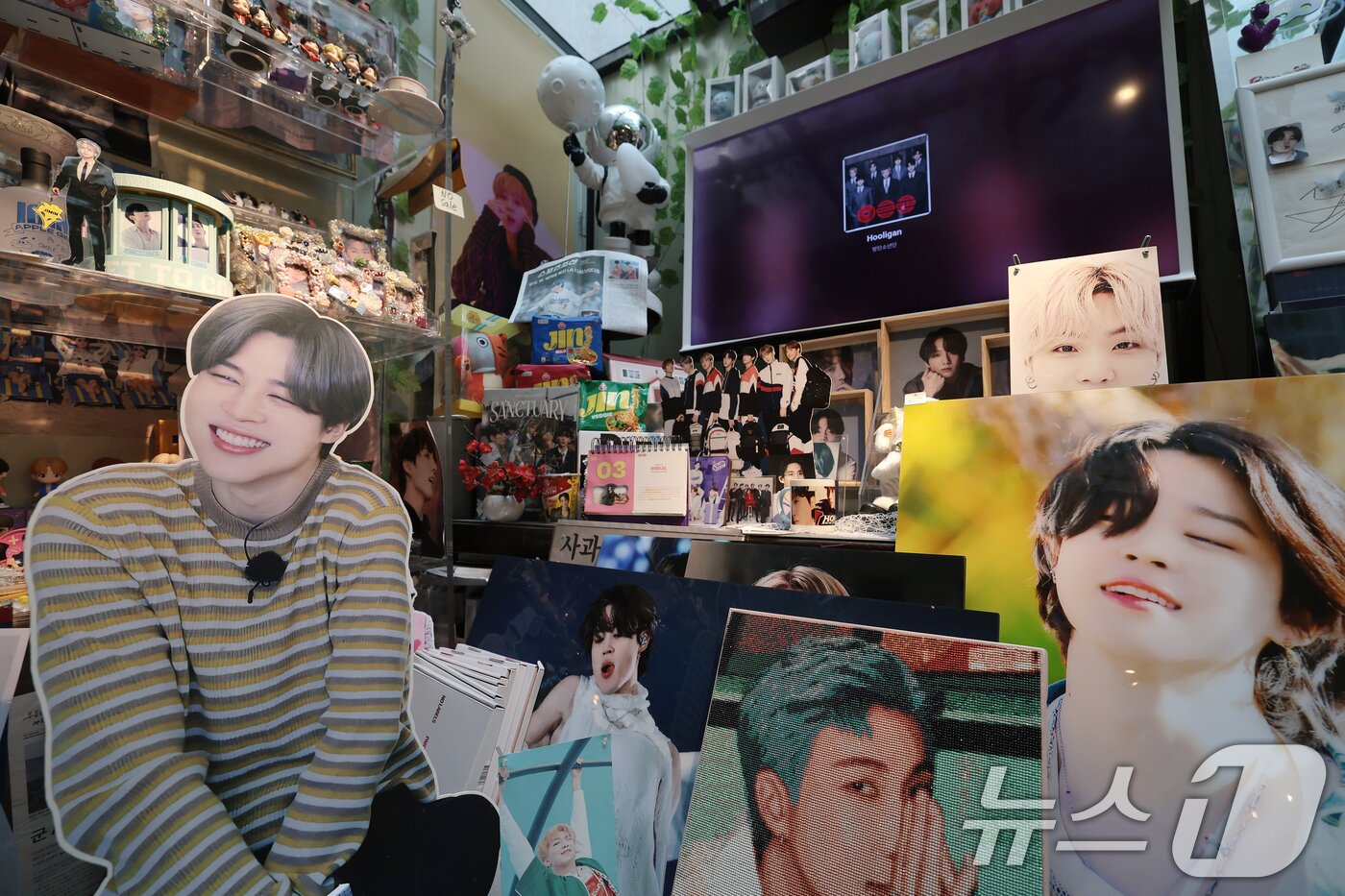 본문 이미지 - 그룹 방탄소년단(BTS)의 광화문 공연을 앞둔 20일 서울 용산구 하이브 인근 카페에 멤버들의 굿즈가 전시돼 있다. 2026.3.20 ⓒ 뉴스1 권현진 기자