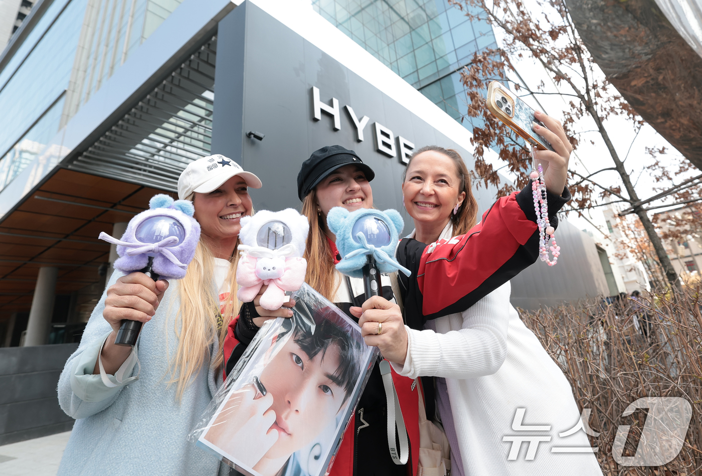 (서울=뉴스1) 권현진 기자 = 그룹 방탄소년단(BTS)의 광화문 공연을 앞둔 20일 서울 용산구 하이브 앞에서 팬들이 기념 촬영을 하고 있다. 2026.3.20/뉴스1